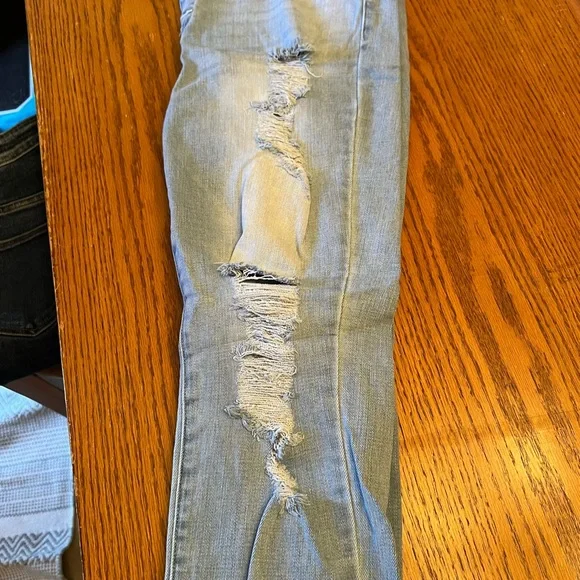 Light wash KanCan distressed skinny jeans - Picture 4 of 7